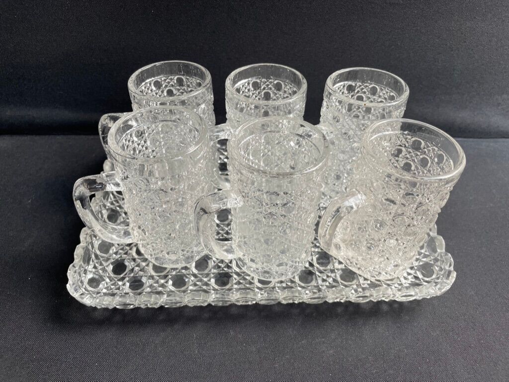 Tray and 6 mugs in blown and molded glass
