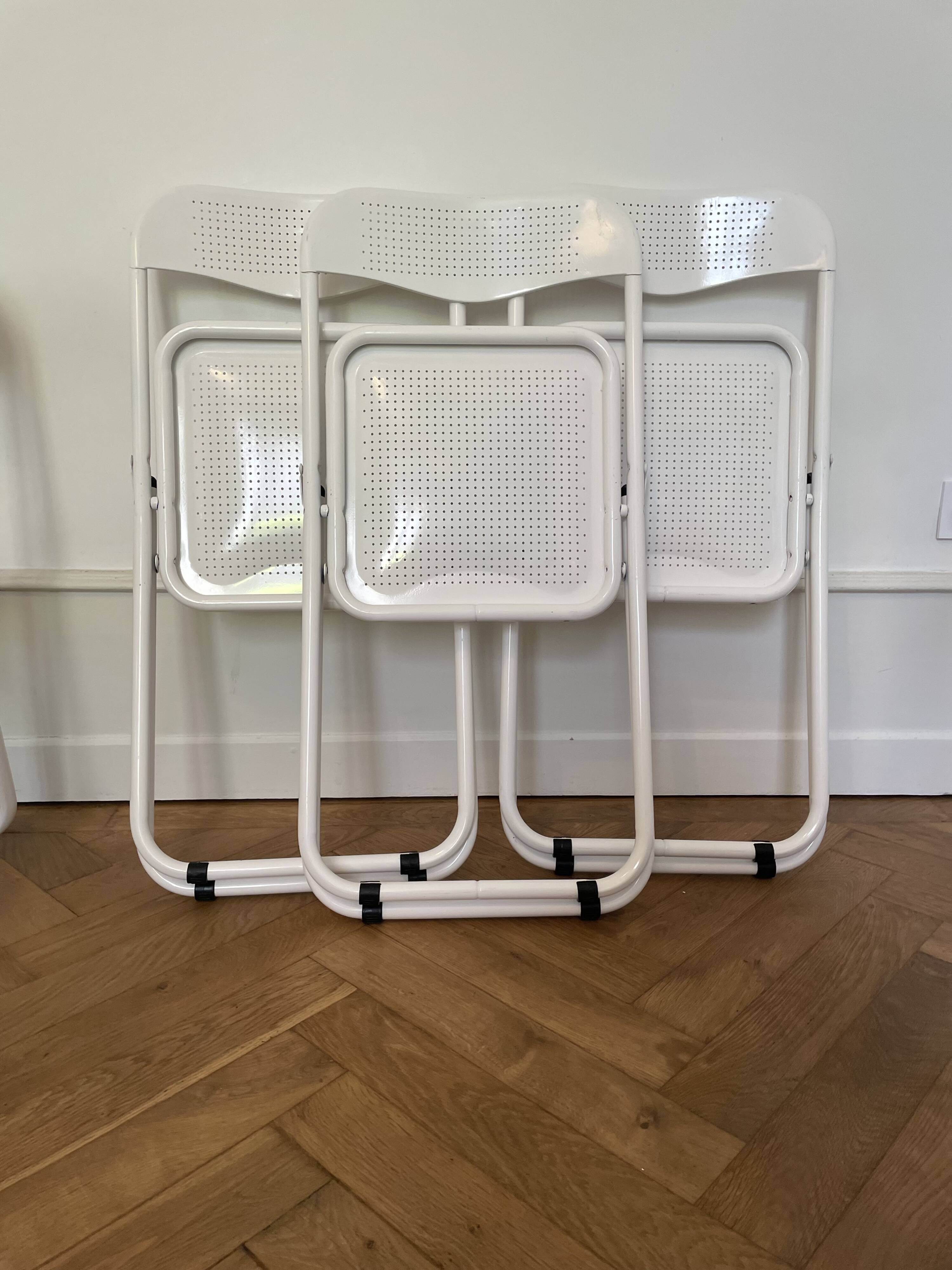 chaises pliantes en métal perforée, design vintage annees 1970
