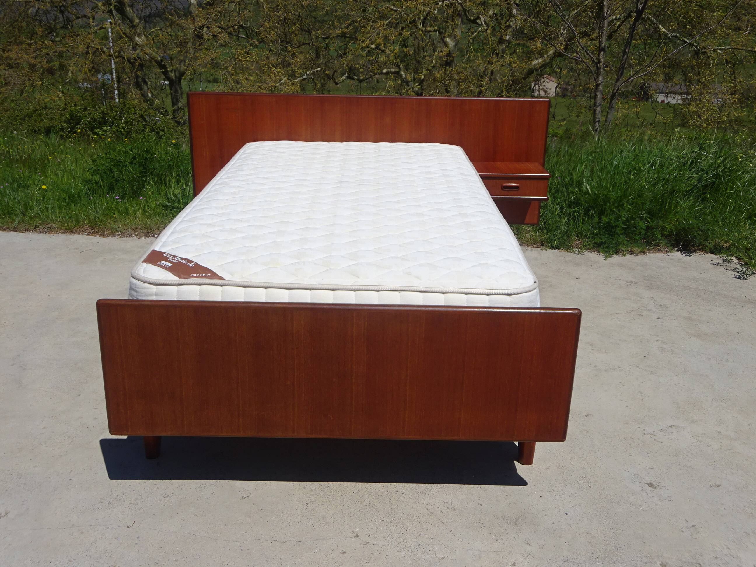 Vintage bed in teak with integrated bedside table.