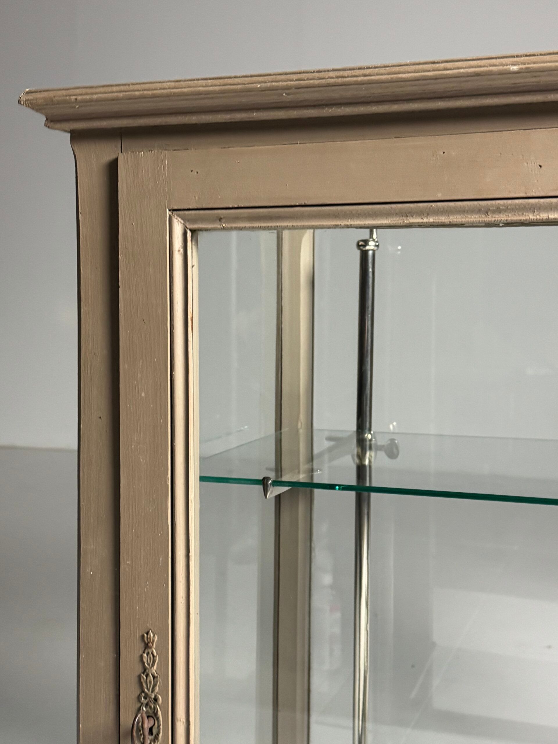 Vitrine française du début du 20e siècle grise