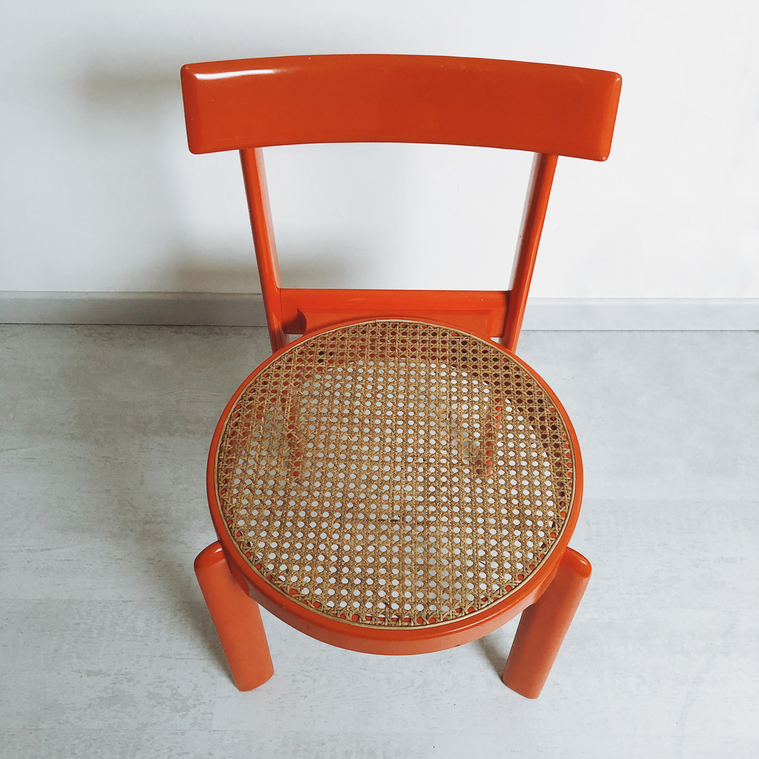 Chaise vintage en bois laqué orange et assise cannage