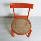 Chaise vintage en bois laqué orange et assise cannage