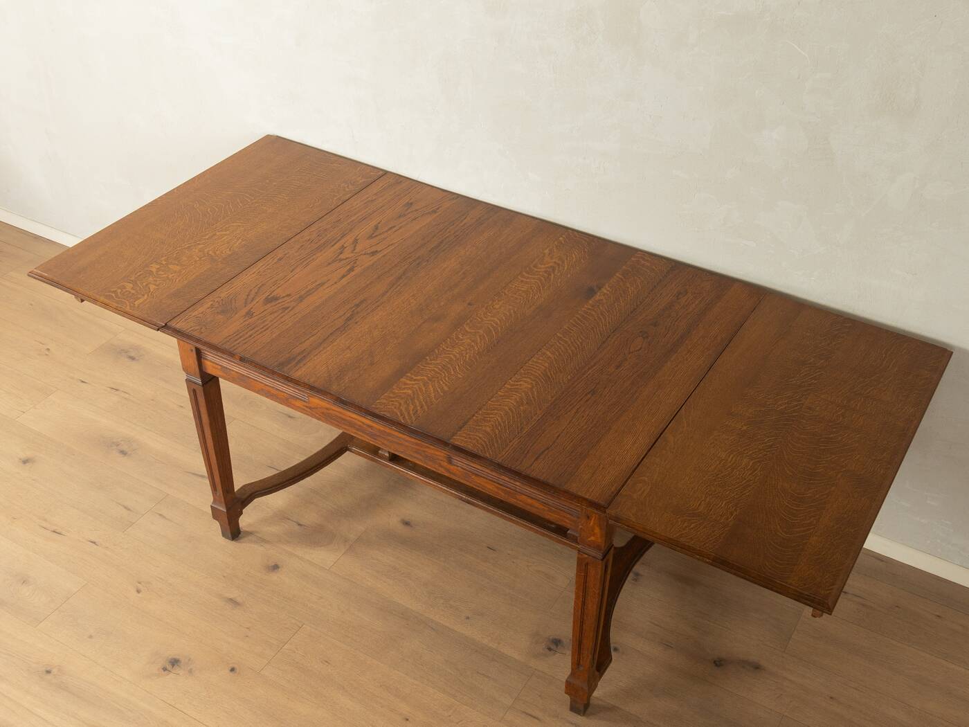Art Nouveau dining table made of solid oak, Germany, 1910s