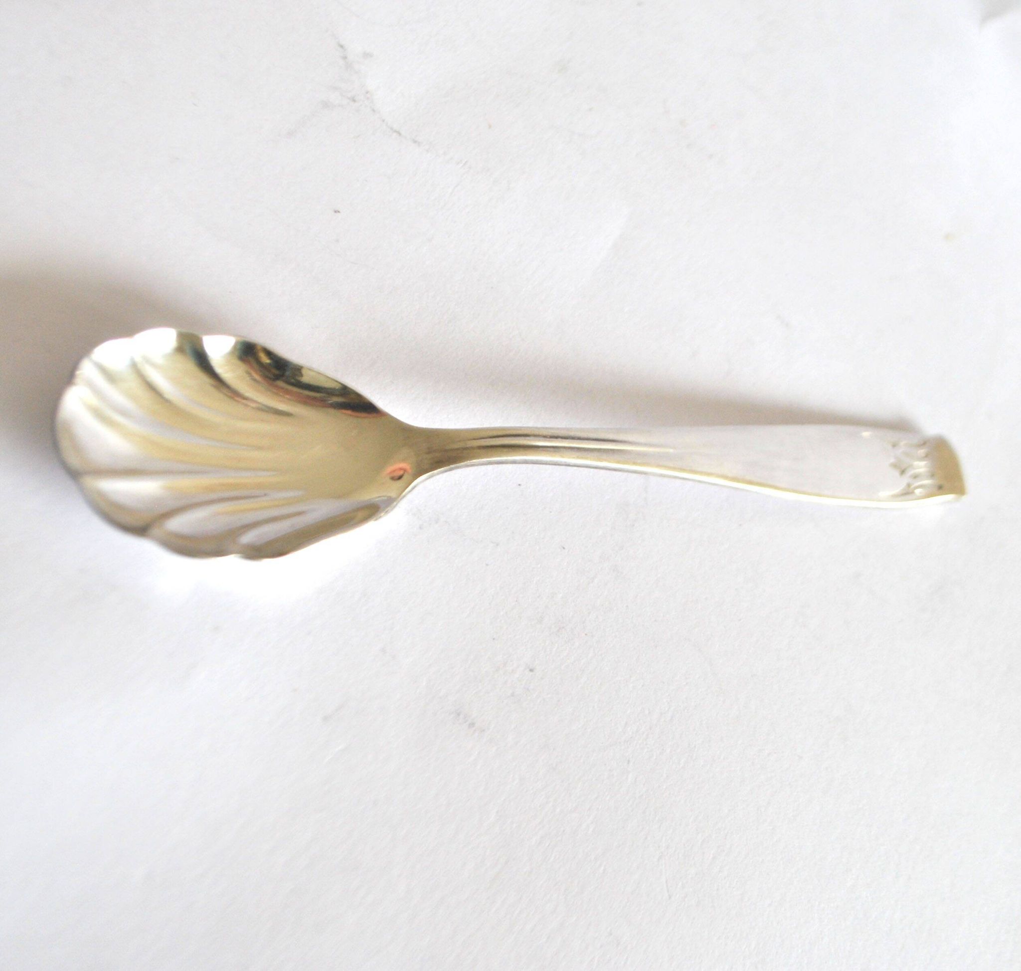 Cuillère à sucre vintage en métal argenté Gulden Alsace, décor coquille