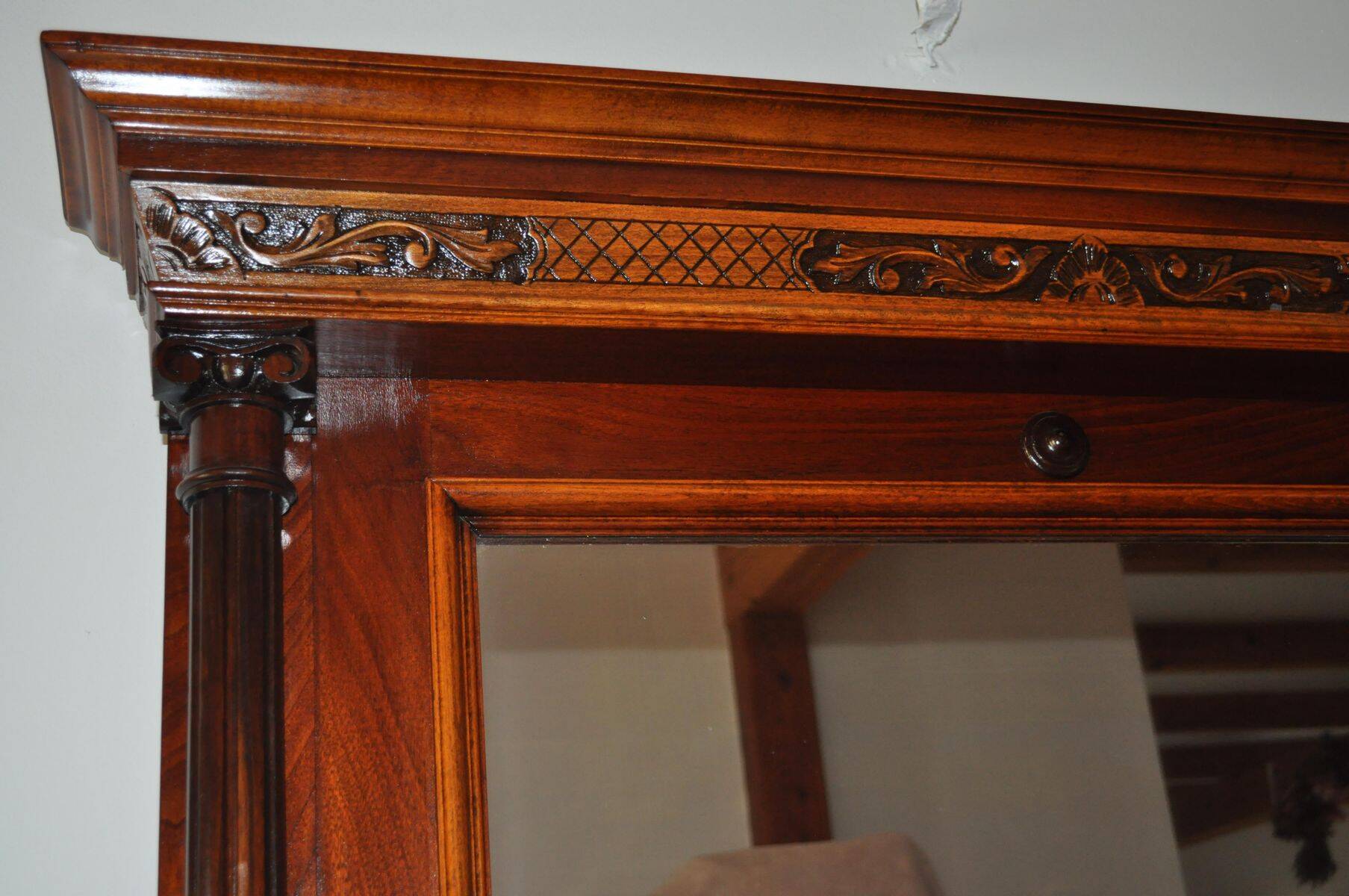 Grand miroir mural en acajou marron sculpté style classique XIXe siècle, glace d'origine