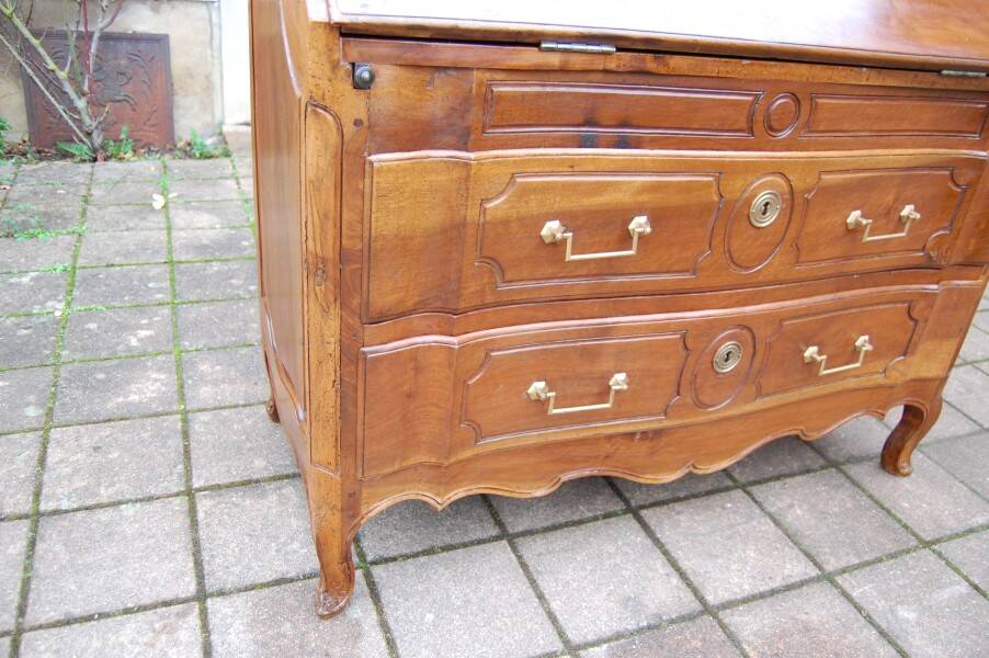 Louis xv period transitional walnut slant-front desk from the louis xvi era, 18th century