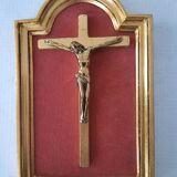 Crucifix cadre doré à fond rose