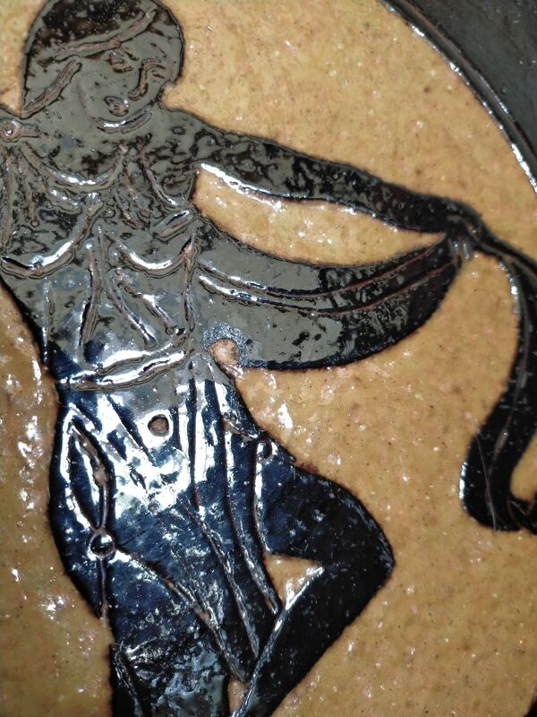 Plat en terre cuite vernissée du Dauphiné signé A.M. Faure 1953