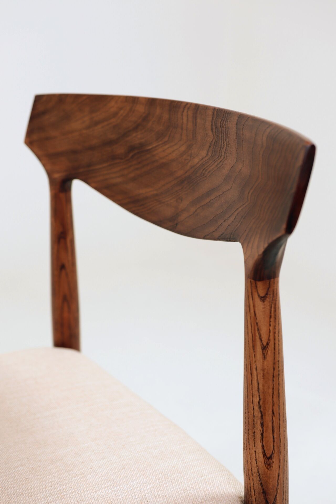 Set of two dining chairs in Scandinavian design.