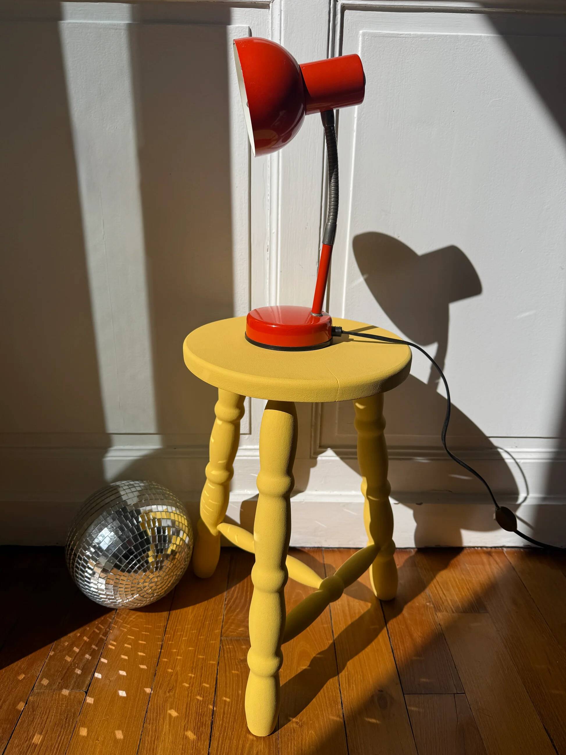 Tabouret haut en bois jaune