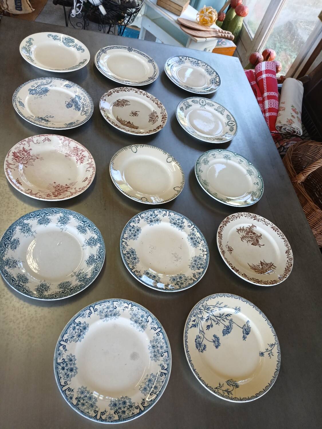 14 mismatched flat plates Terre de fer
