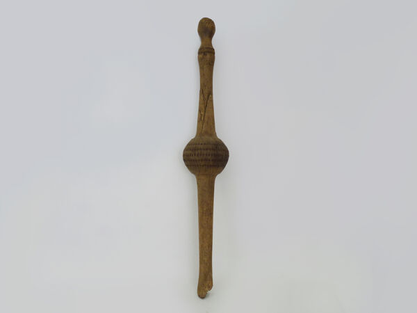 Ancienne quille basque en bois cloutée XIXème