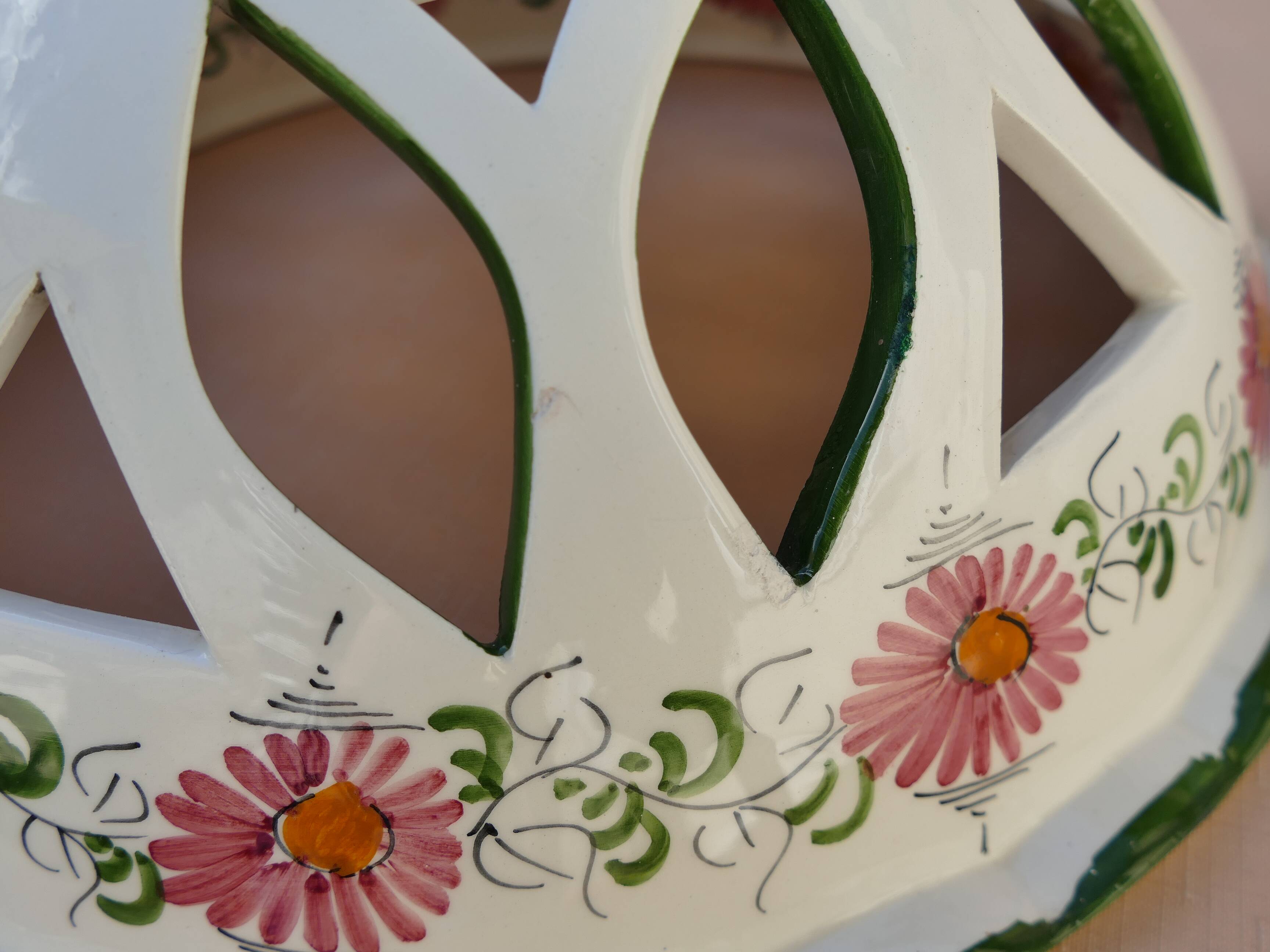 Enamelled metal luminaire suspension