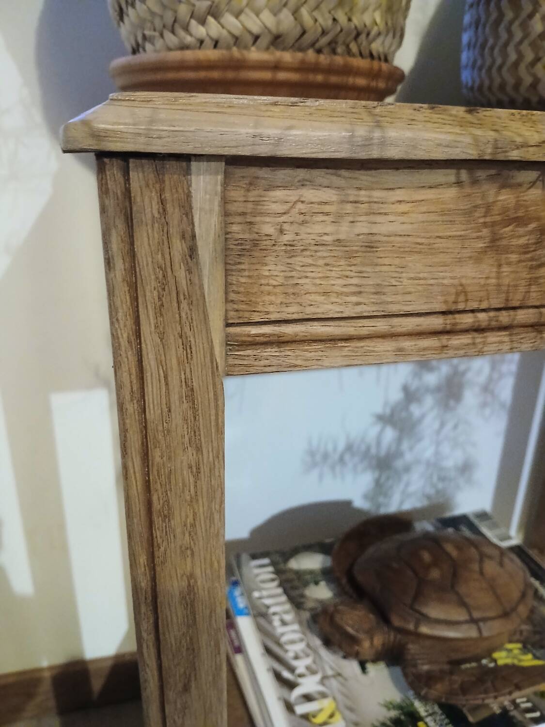 Small piece of furniture/old pedestal table