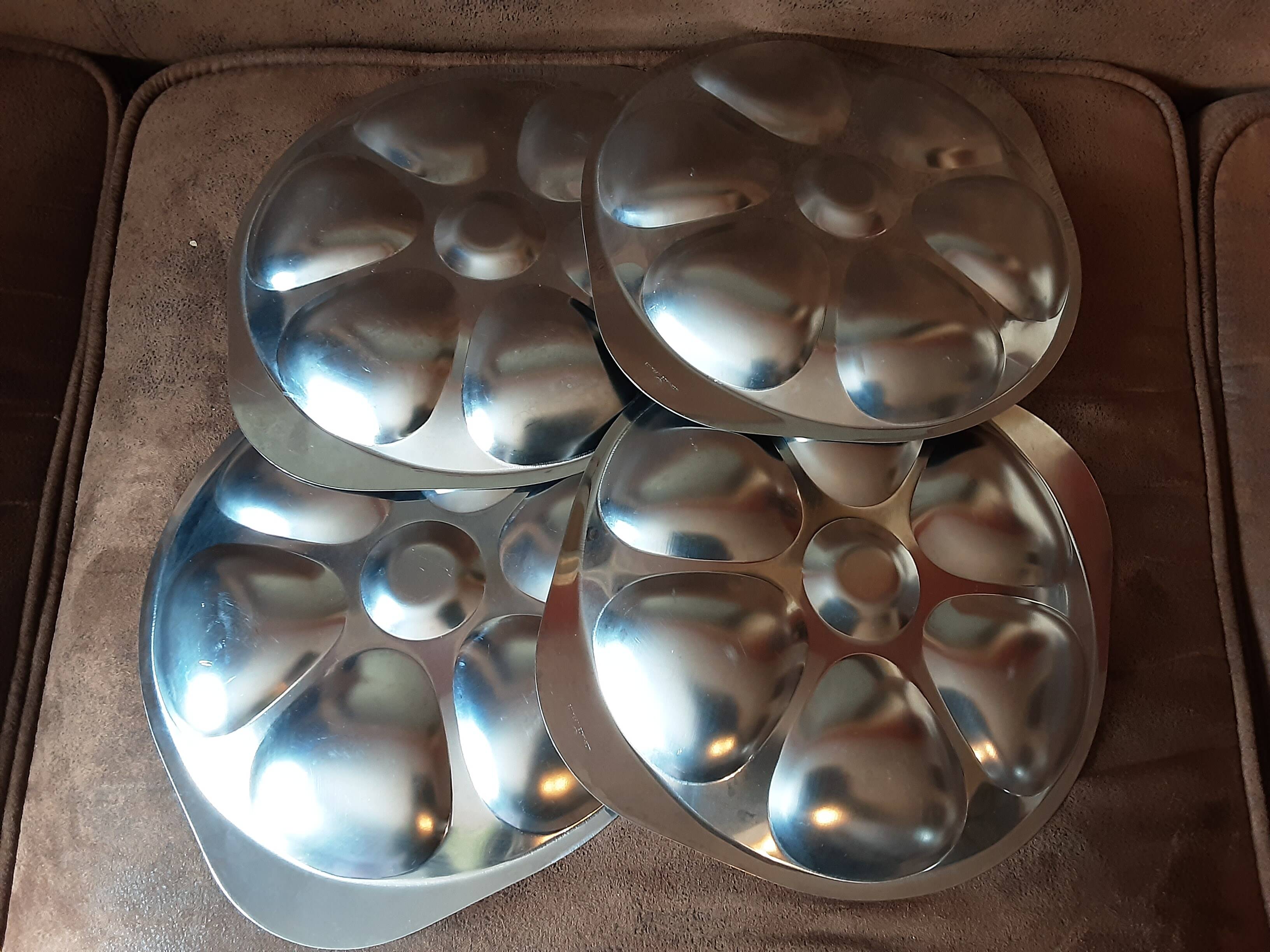Set of 4 metal oyster plates