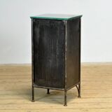 Ensemble de tables de chevet en fer et verre, années 1900