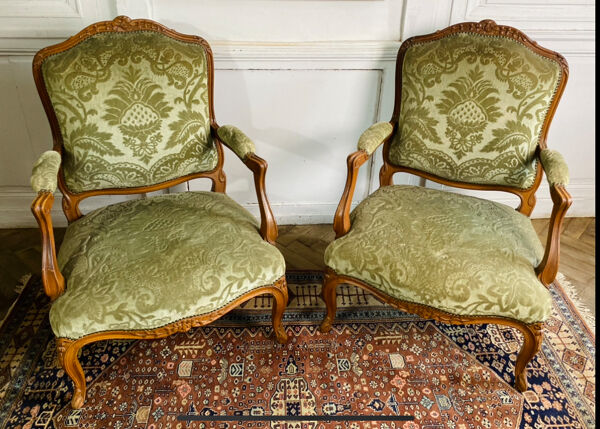 Paire de fauteuils à la reine cabriolet en velours vert style Louis XV - 19eme siècle France
