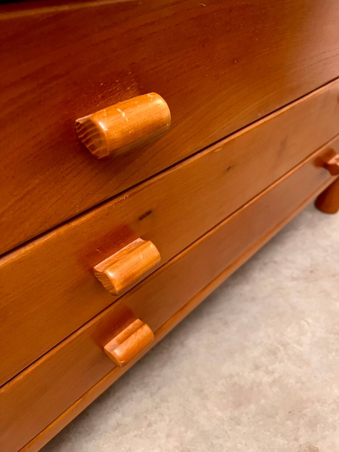 Ancienne commode 3 tiroirs en orme massif design années 70 brutaliste