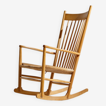 Rocking-chair J16 en chêne par Hans Wegner pour fdb møbler