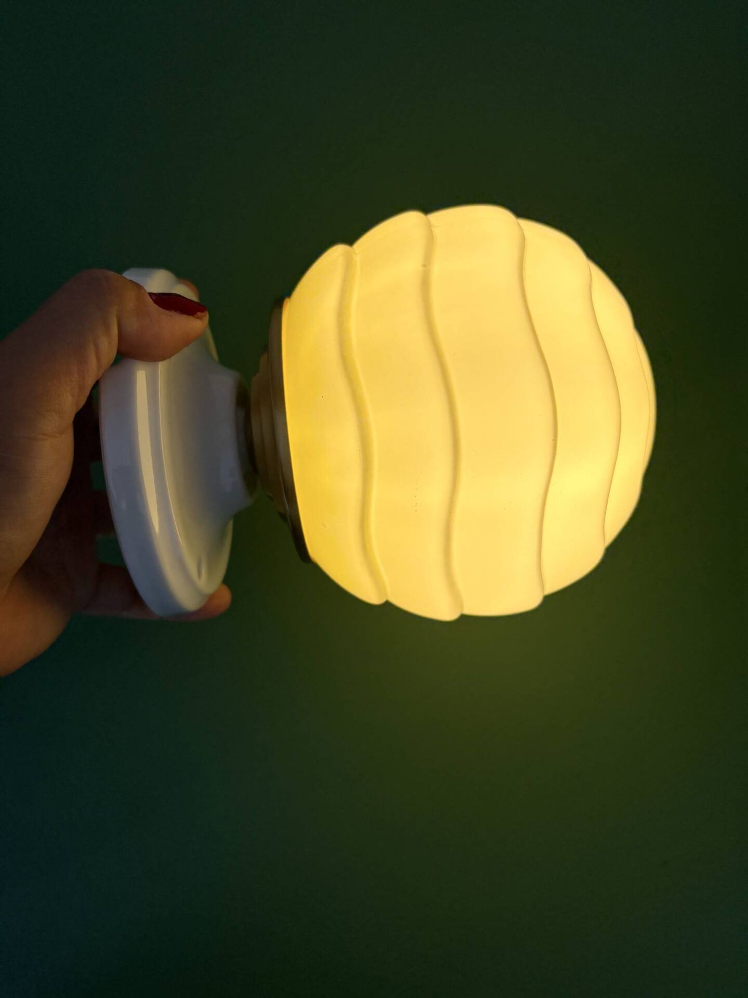 Vintage Art Deco globe wall light in pale yellow opaline.