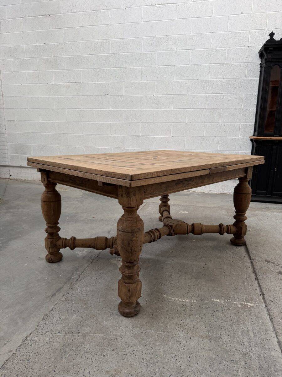 Italian table in raw oak from the 19th century.