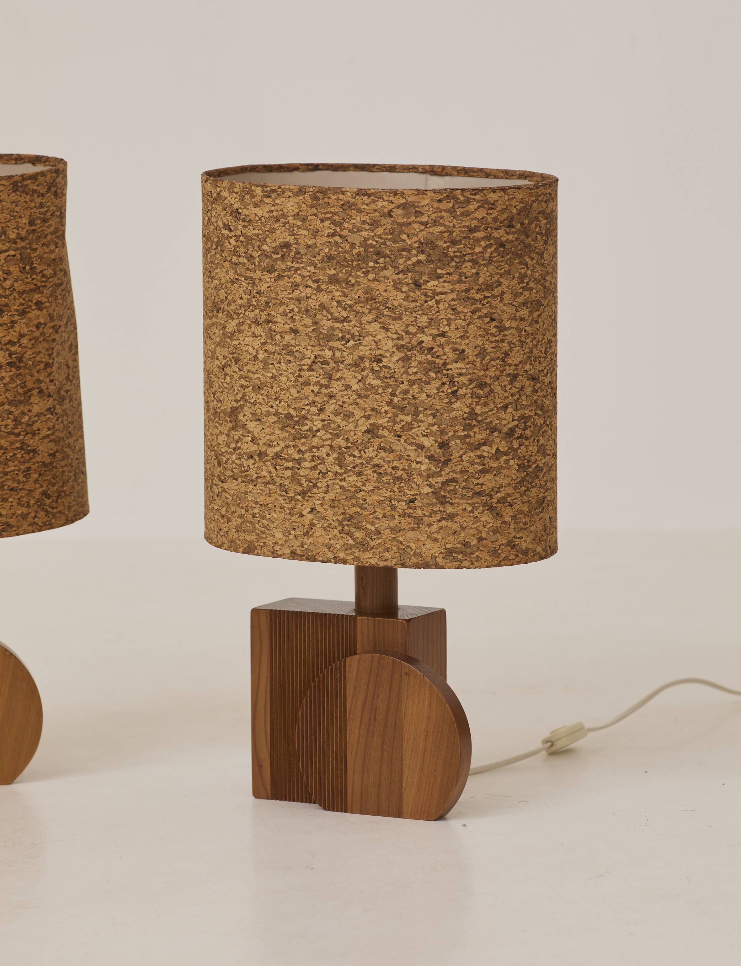 Paire de lampes artisanales en chêne massif et abat-jour en liège, circa 1970