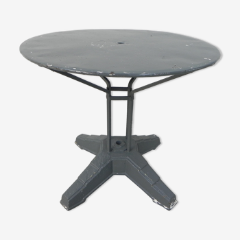 Table de jardin en acier sur base en fonte