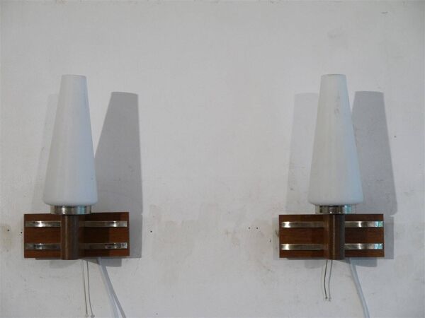 Paire d'appliques scandinave en teck et opaline 1960