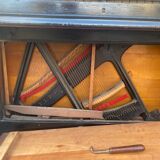 Piano droit noir