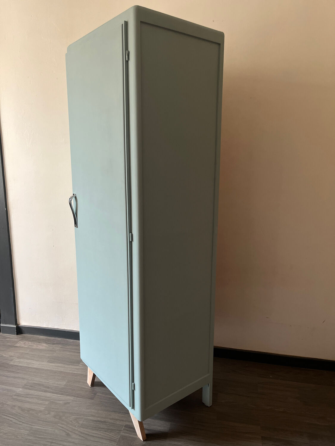 Cabinet 50 feet compass