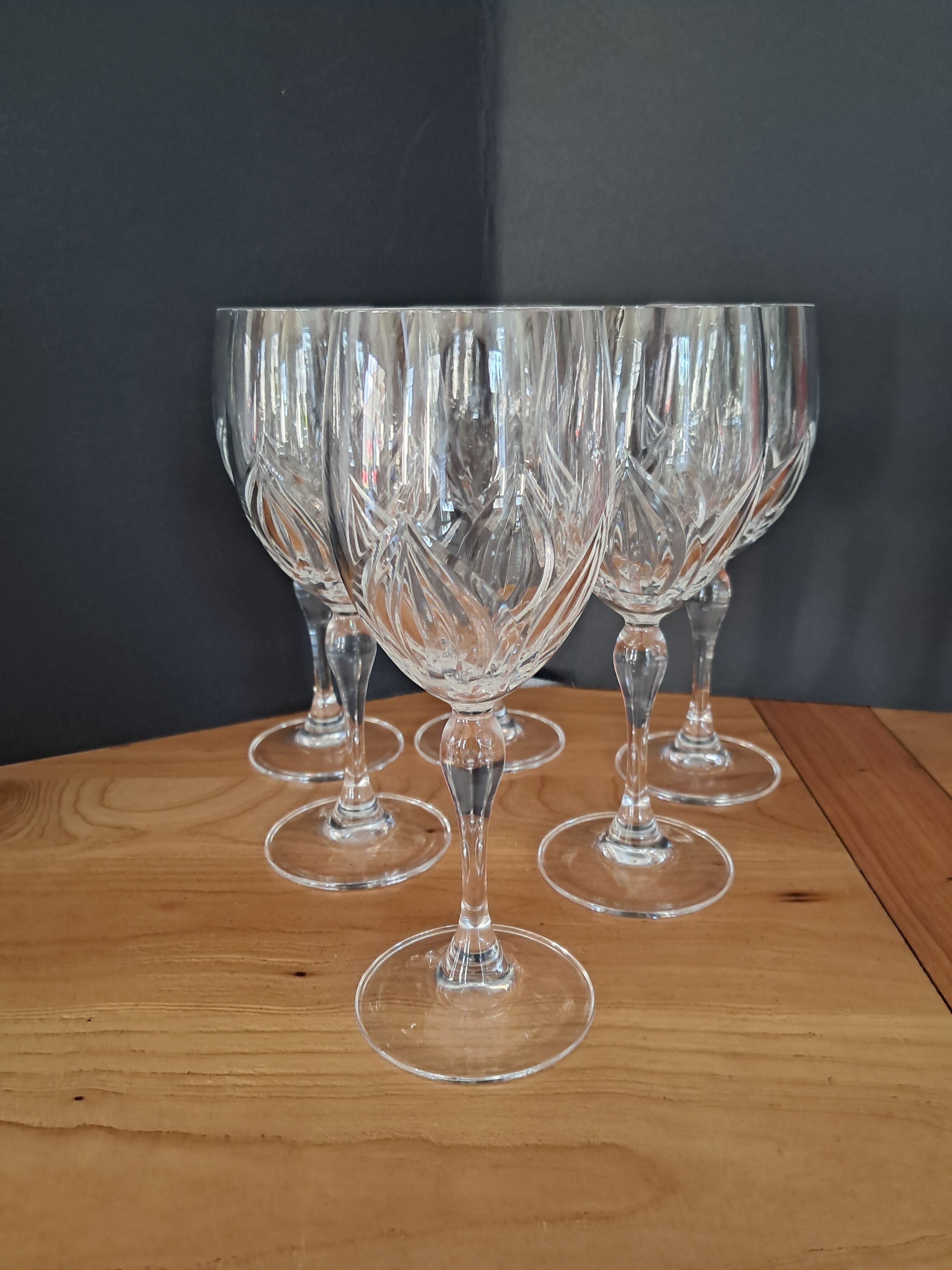 Crystal wine glasses with petal decoration