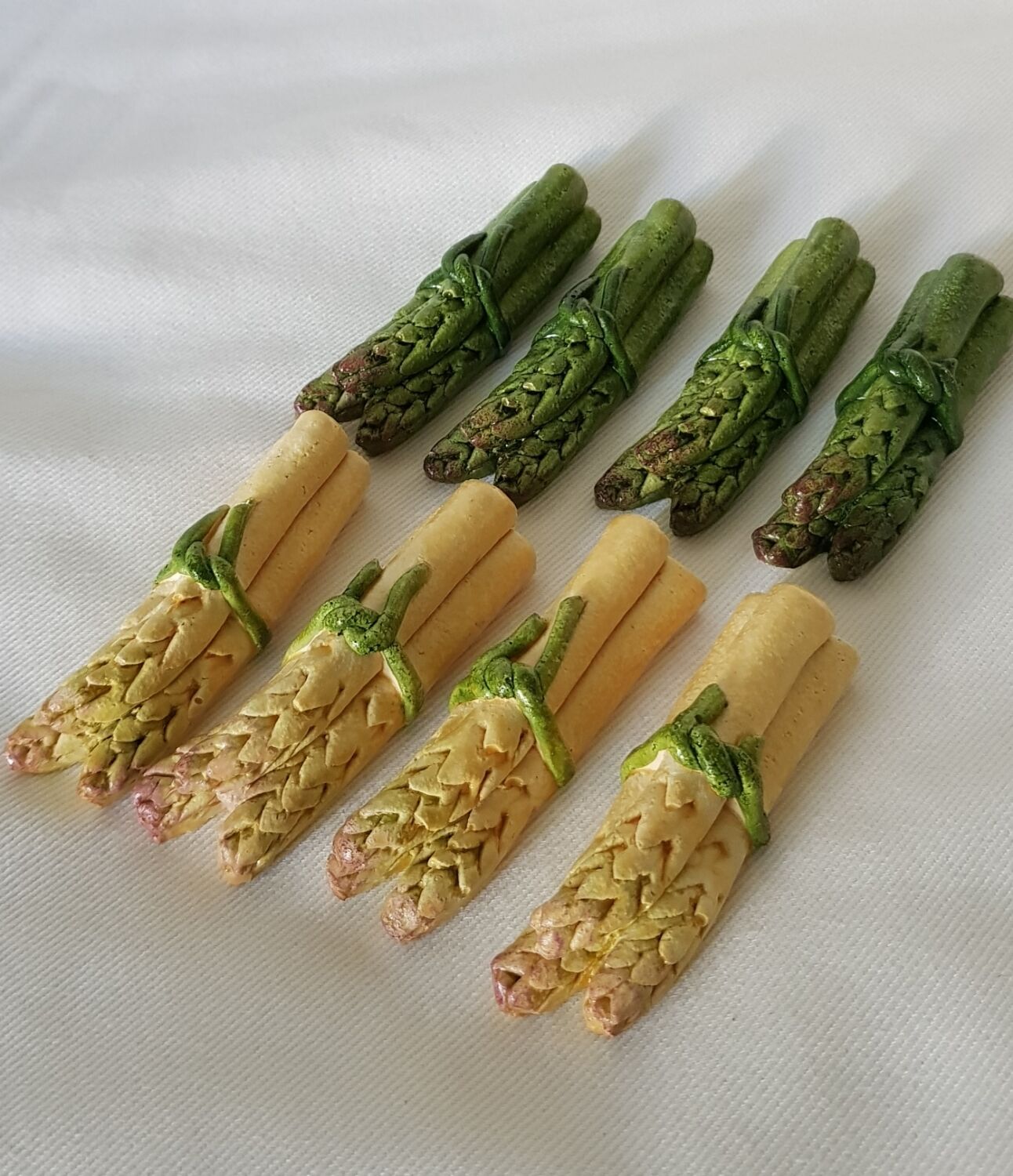 Set of 8 ceramic asparagus knife holders