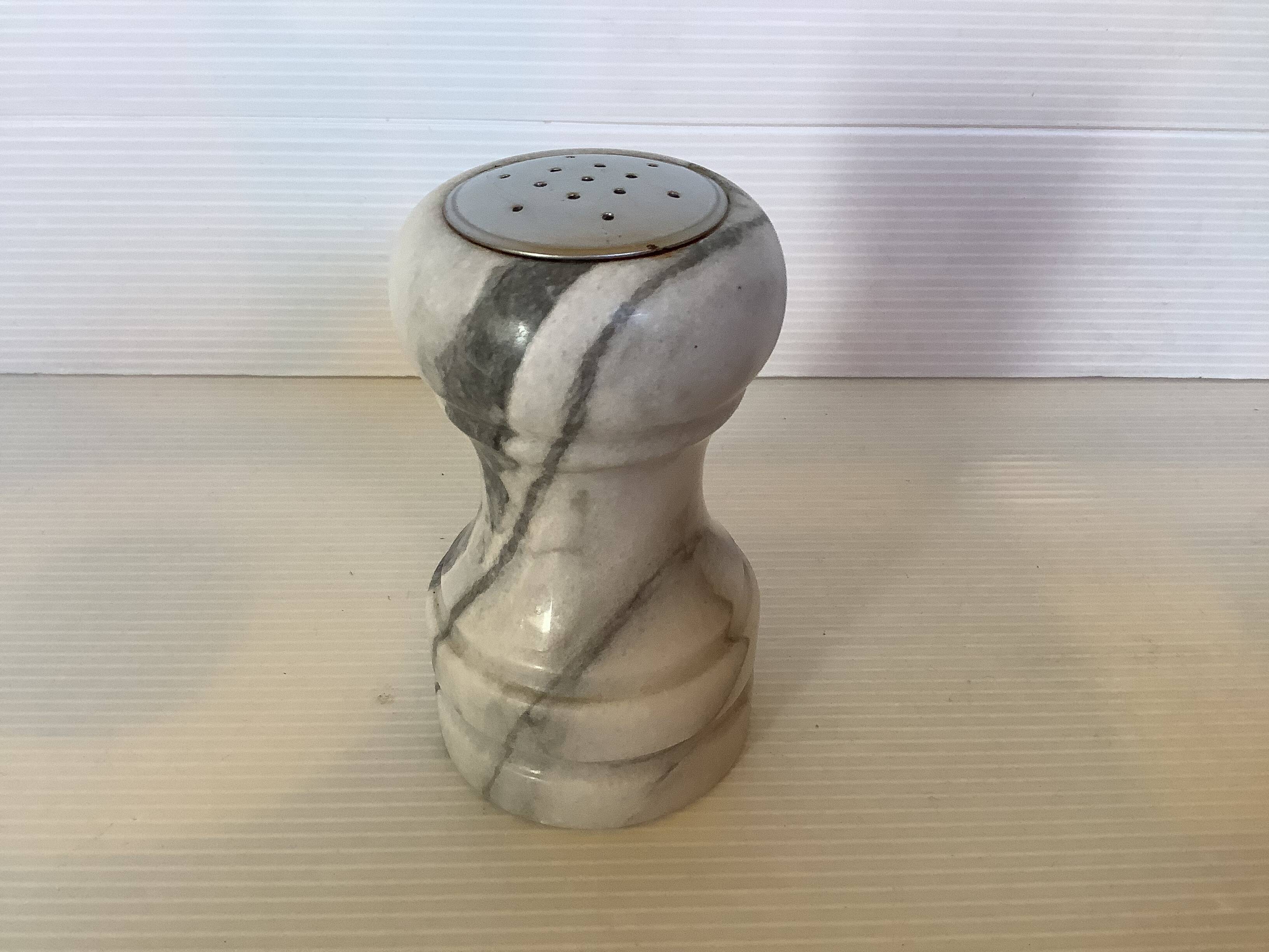 Salière en marbre blanc gris