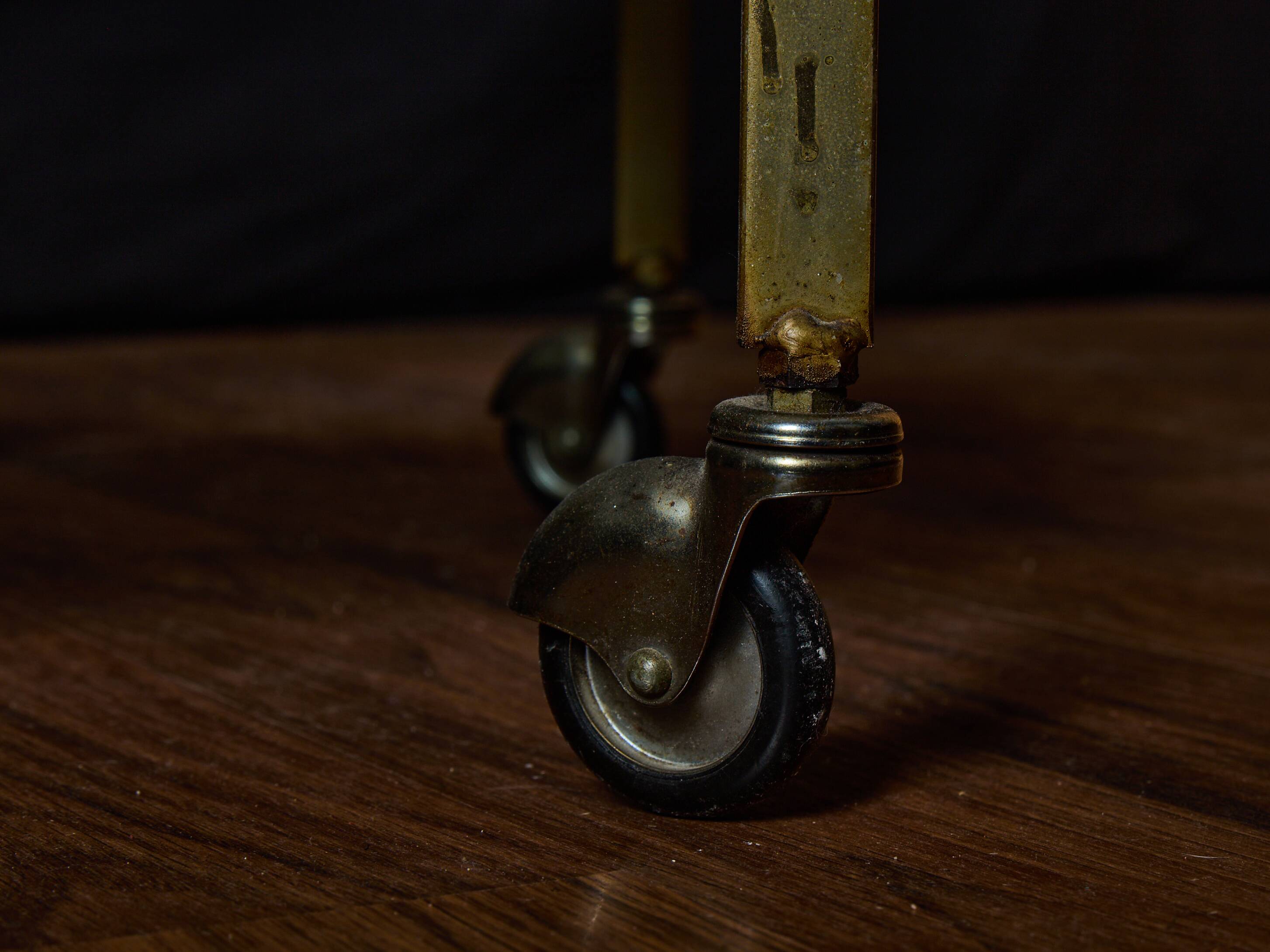 Vintage rolling trolley in gold metal & smoked glass – Retro elegance as