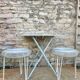 Paire de tabourets en fer blanc