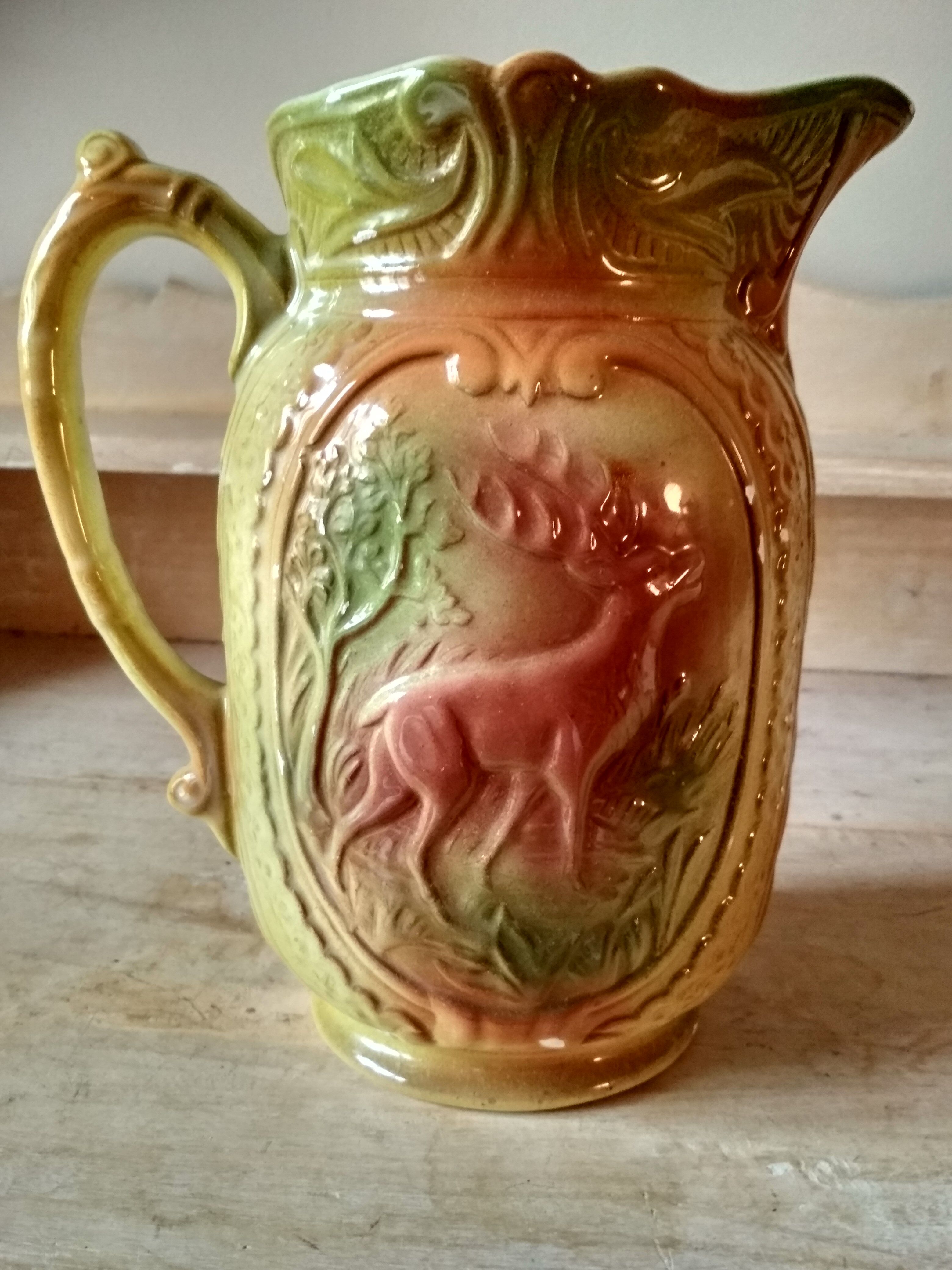 Pichet, barbotine à décor de biche et cerf