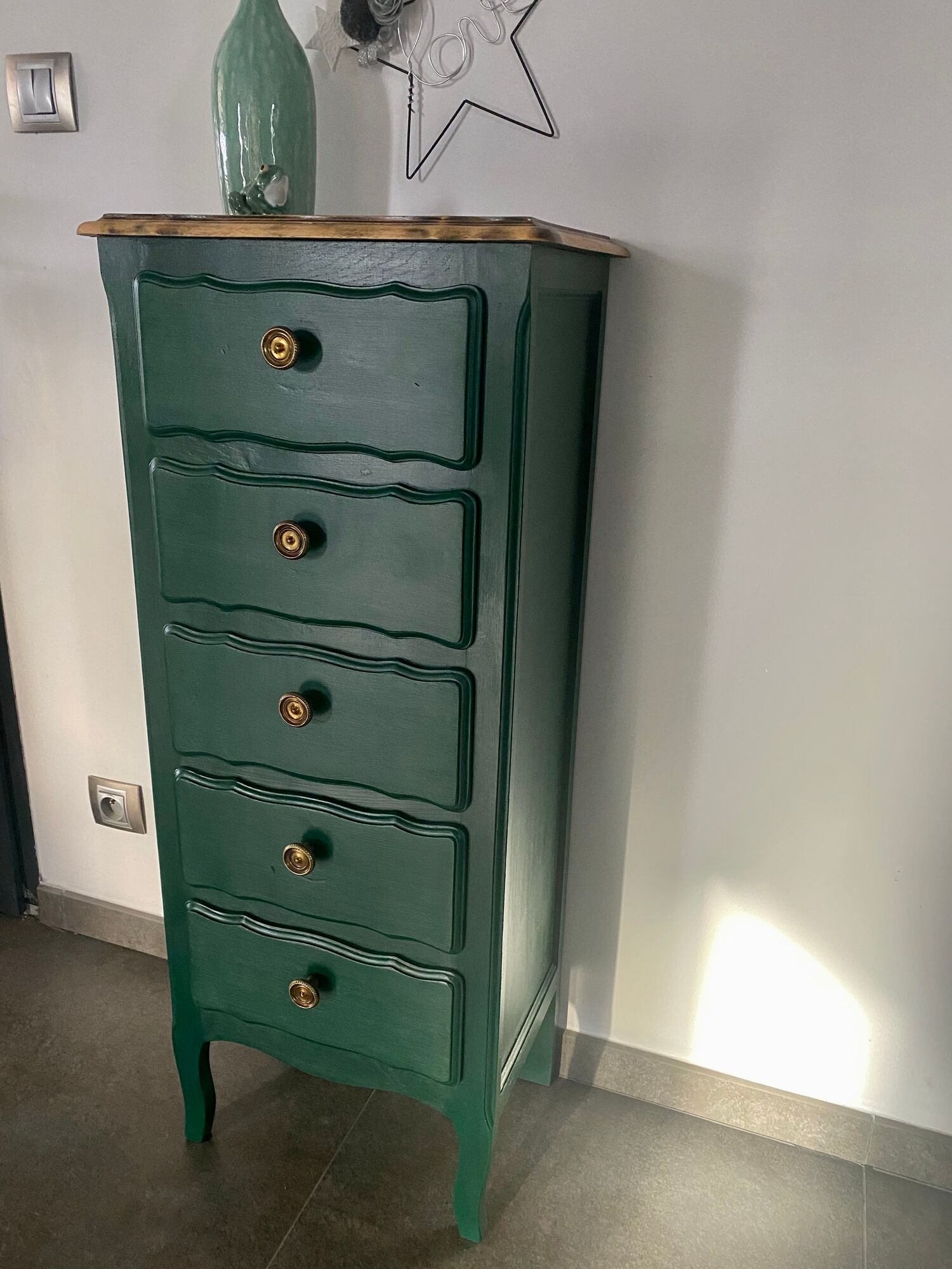 Chiffonnier 5 tiroirs relooké vert sapin et bois brut