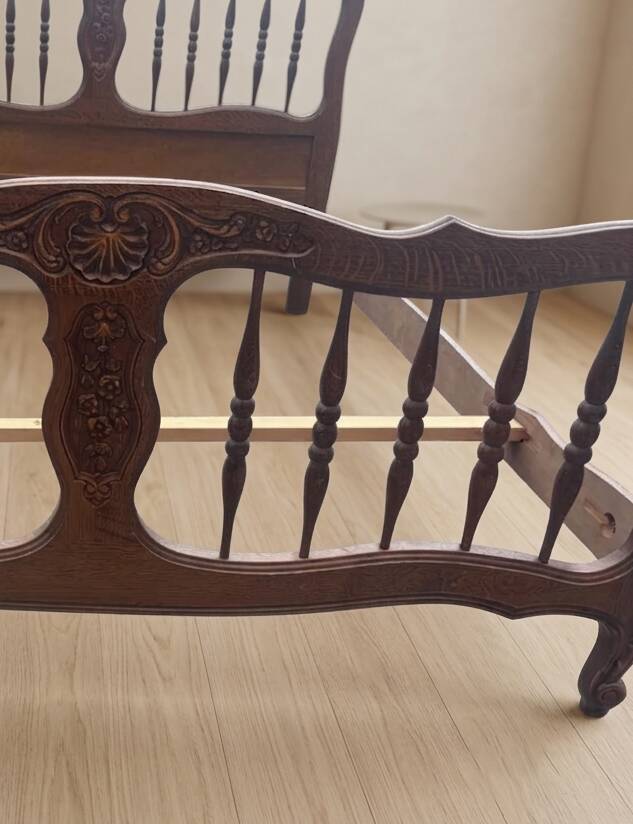 Cadre de lit en bois sculpté vintage, tête de lit et pied de lit ornementaux, première moitié du 20e siècle.