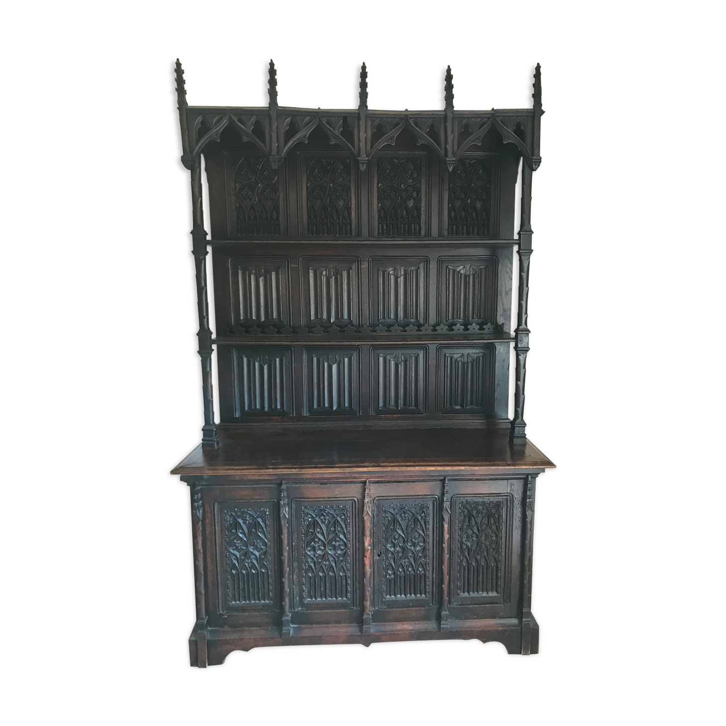 Vaisselier Gothic style