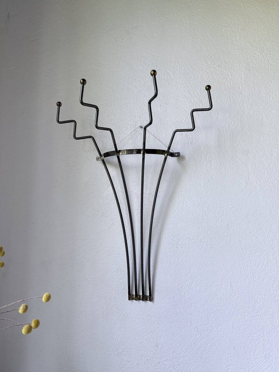 Porte manteau mural zigzag en métal et laiton 1960