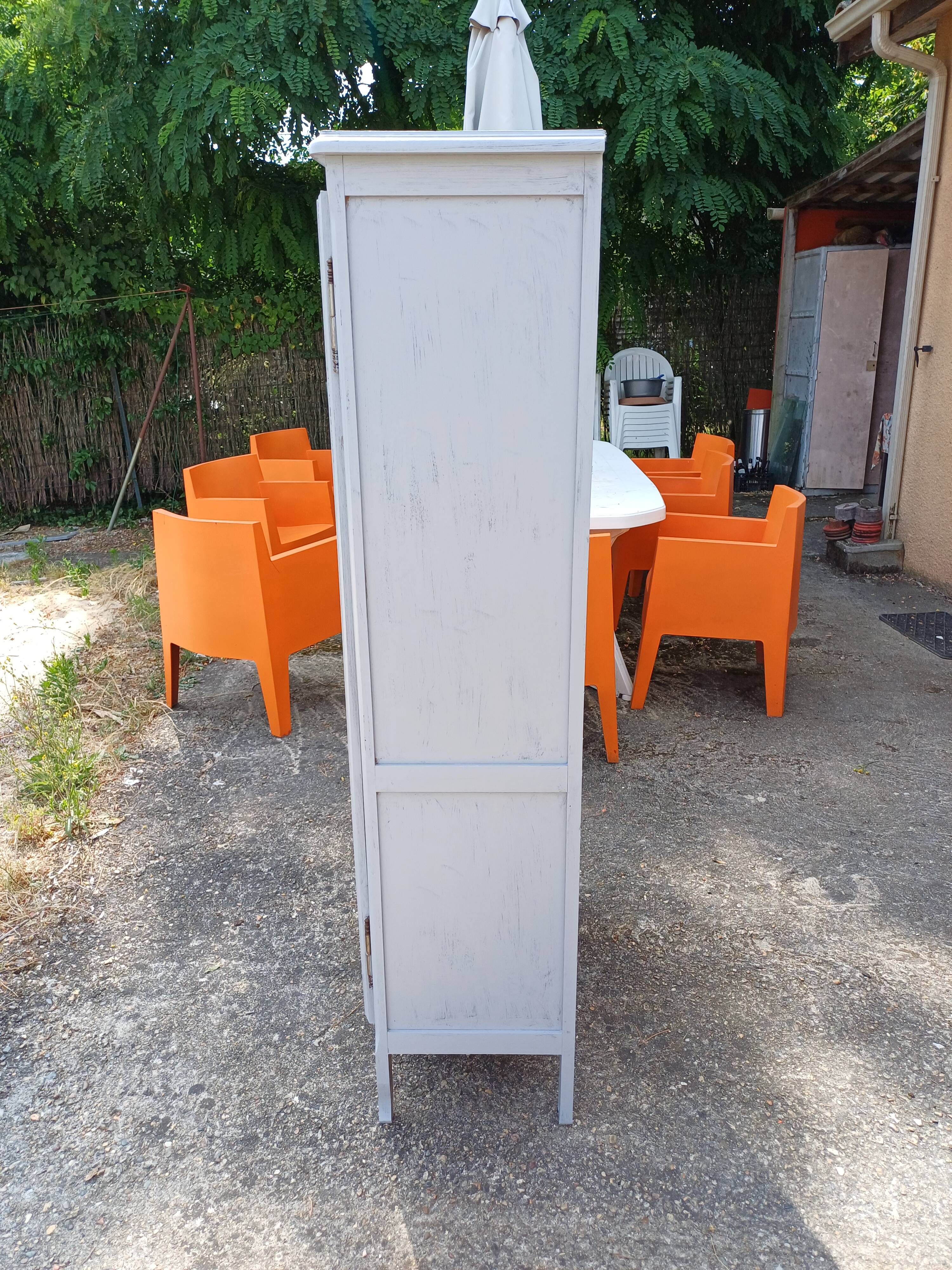 Armoire bibliothèque cérusée et grillagée