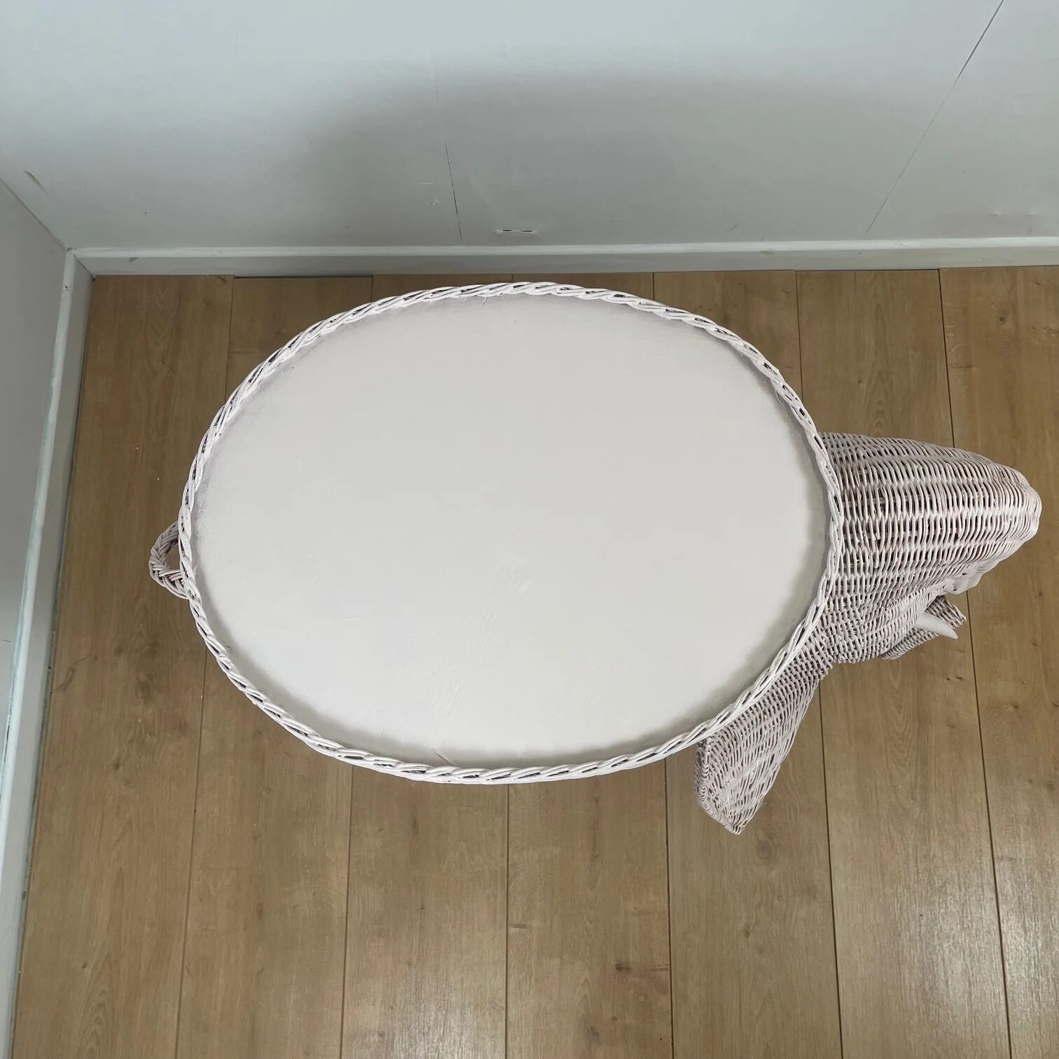 Vintage side table in rattan in the shape of an elephant, attributed to Vivai del Sud, Italy, 1960 - 1970.