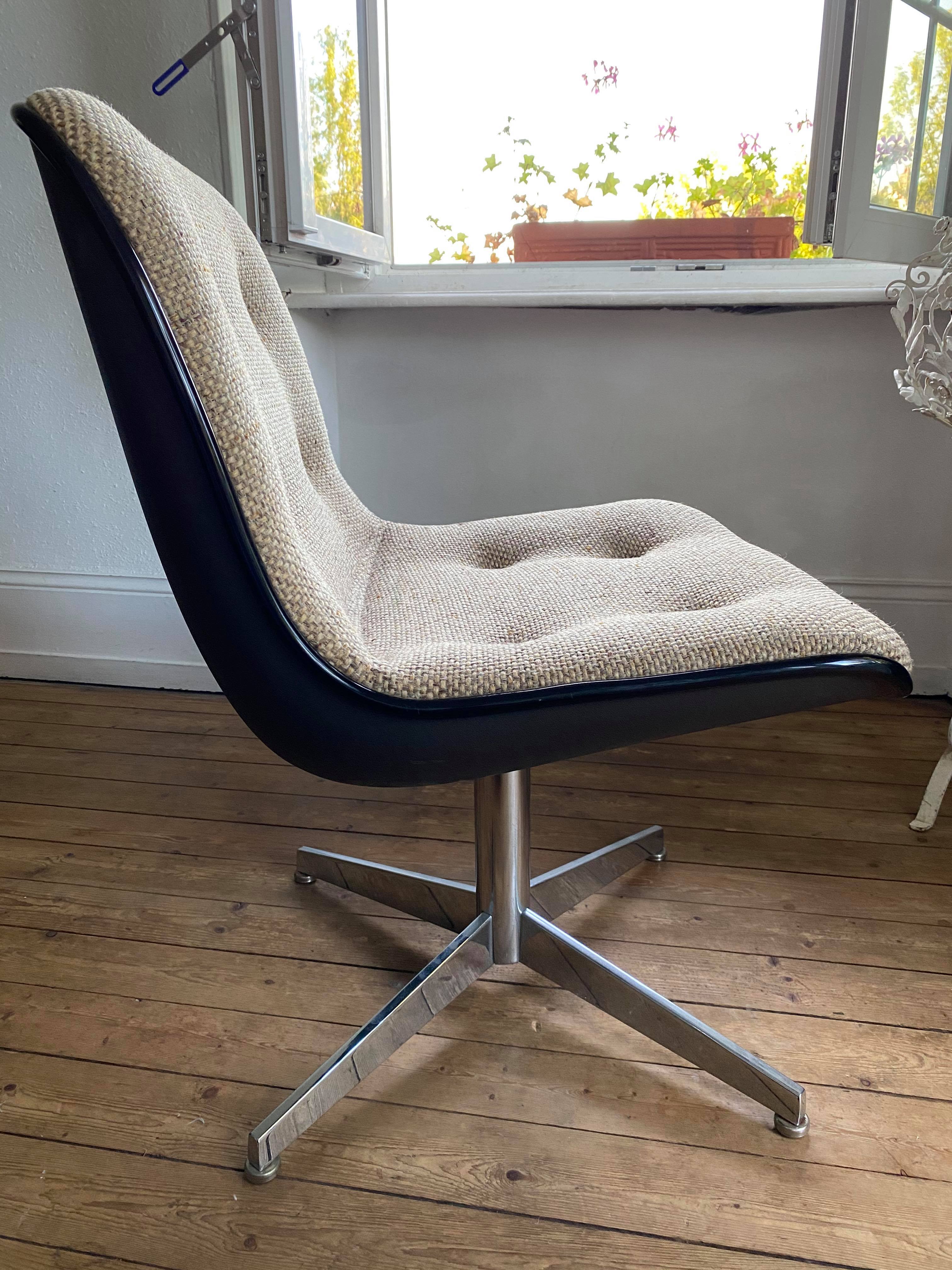 Fauteuil design en plastique, chrome et matière naturelle 60s 70s