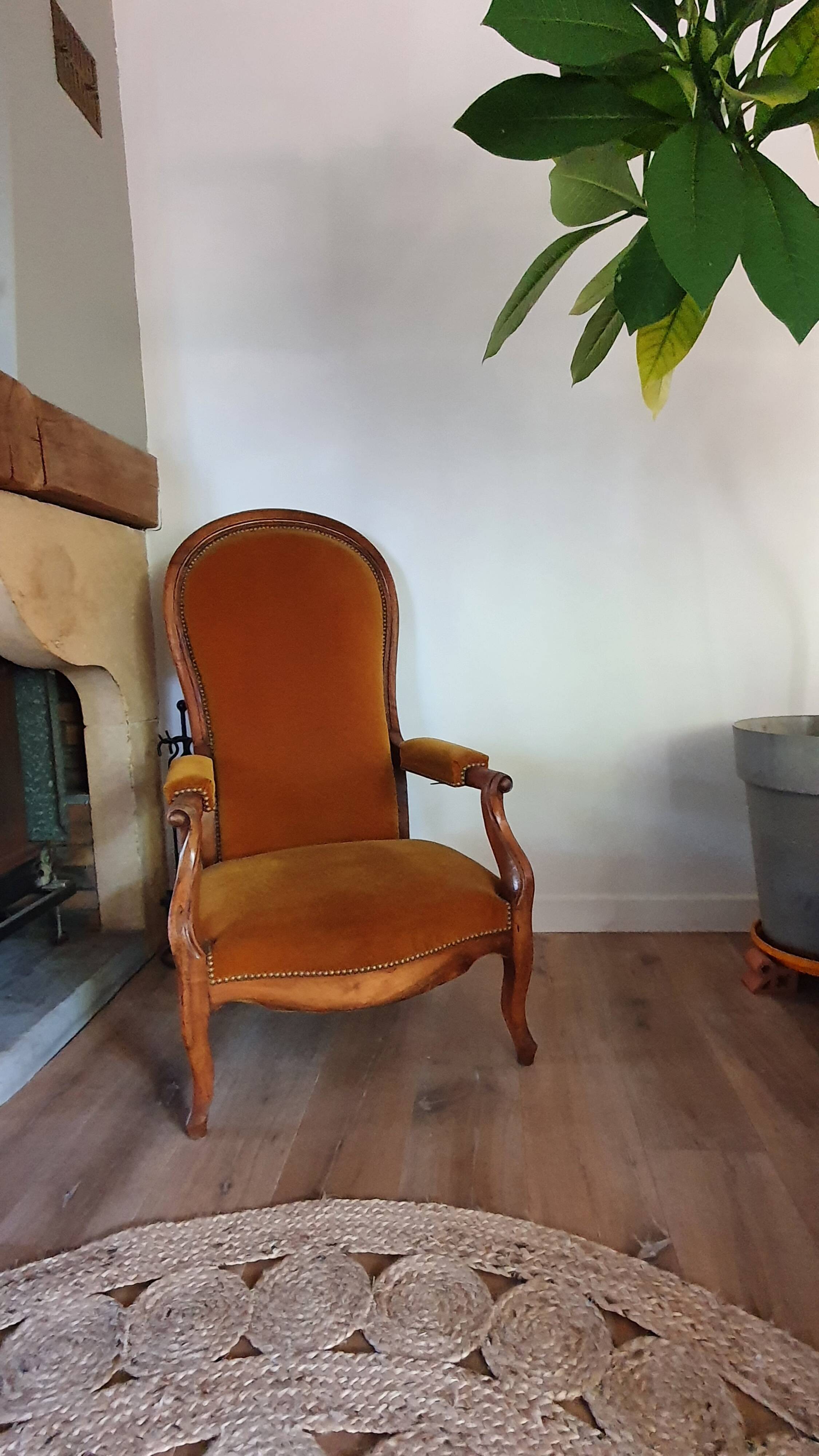 Voltaire armchair with amber velvet rack and pinion