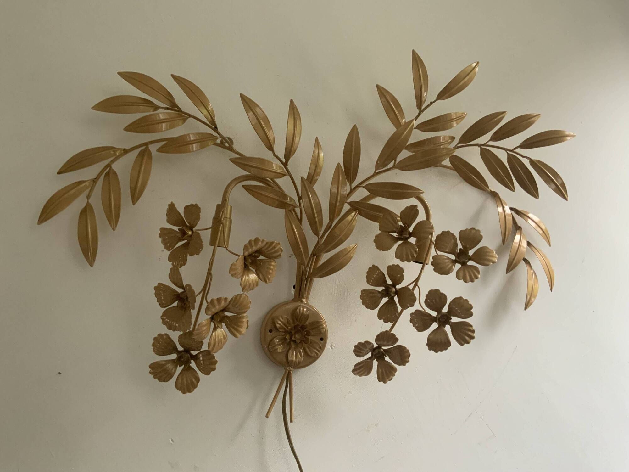 Hollywood regency Style Metal Gold Wall Light Sconce Floral 1970s, by Ledungs