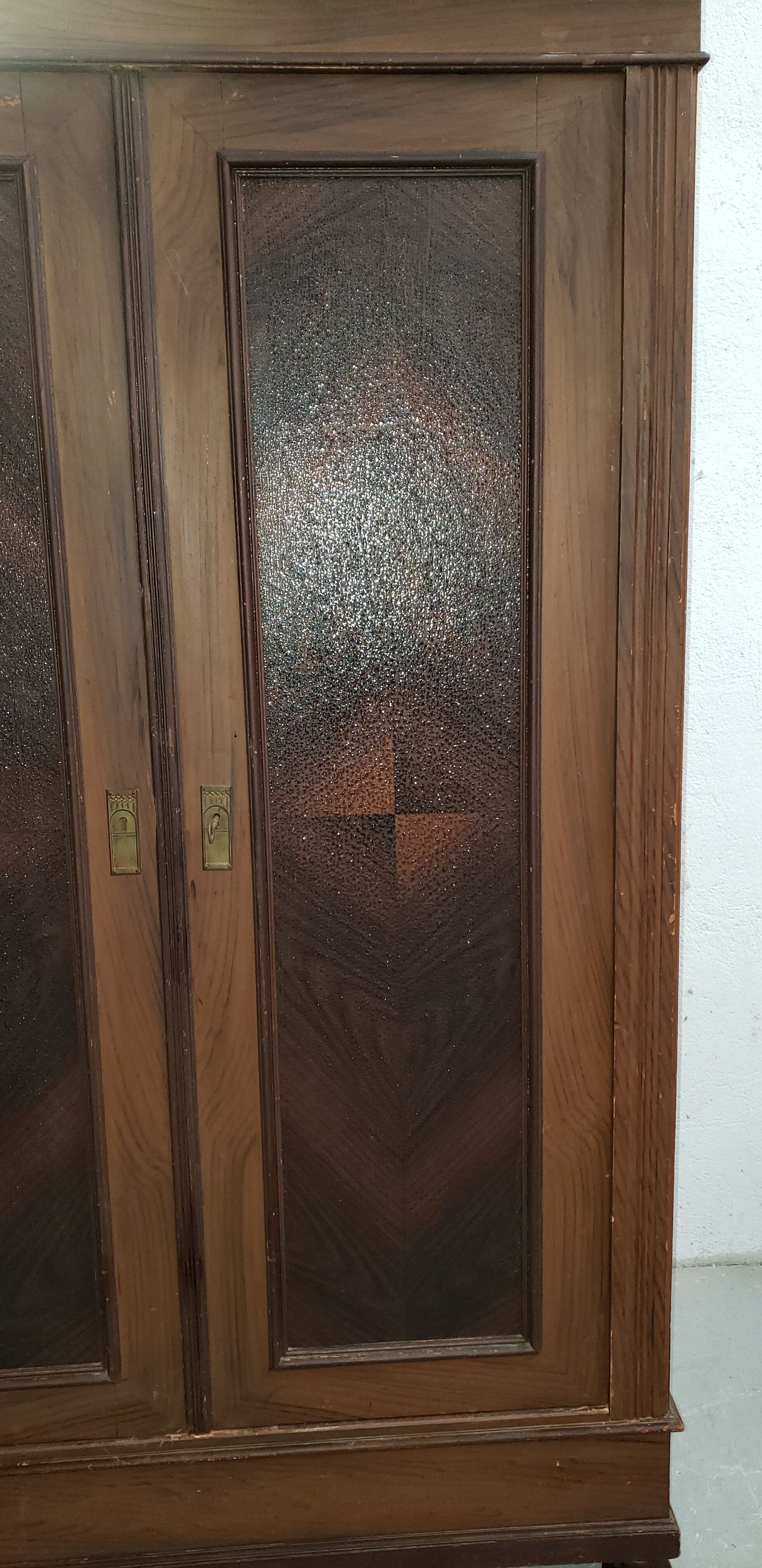 Armoire parisienne peinture d origine chapeau de gendarme