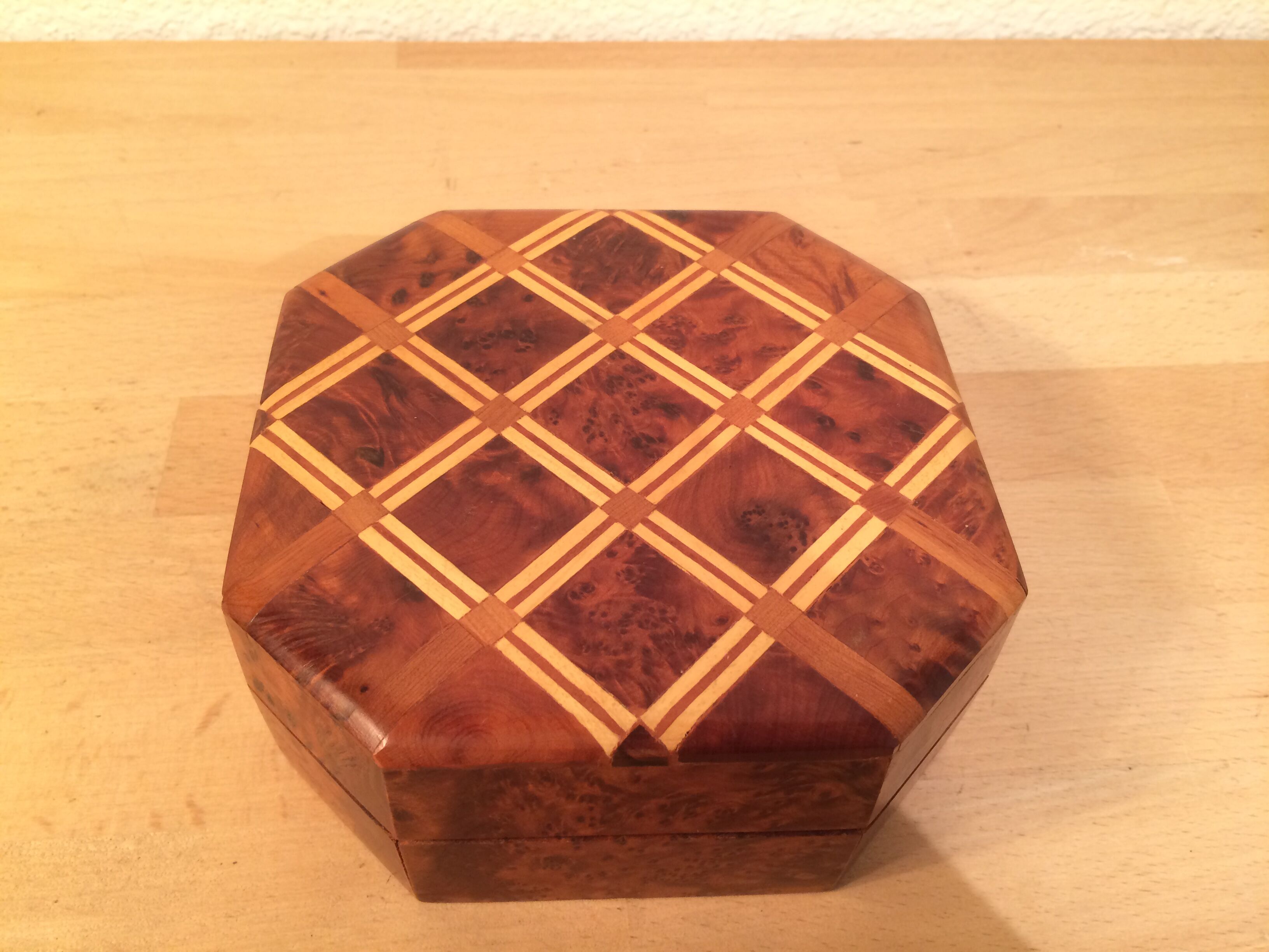 Boîte à bijoux en bois et marqueterie
