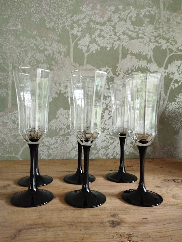 Set of 6 Arcoroc flutes with black stems – 1970s design