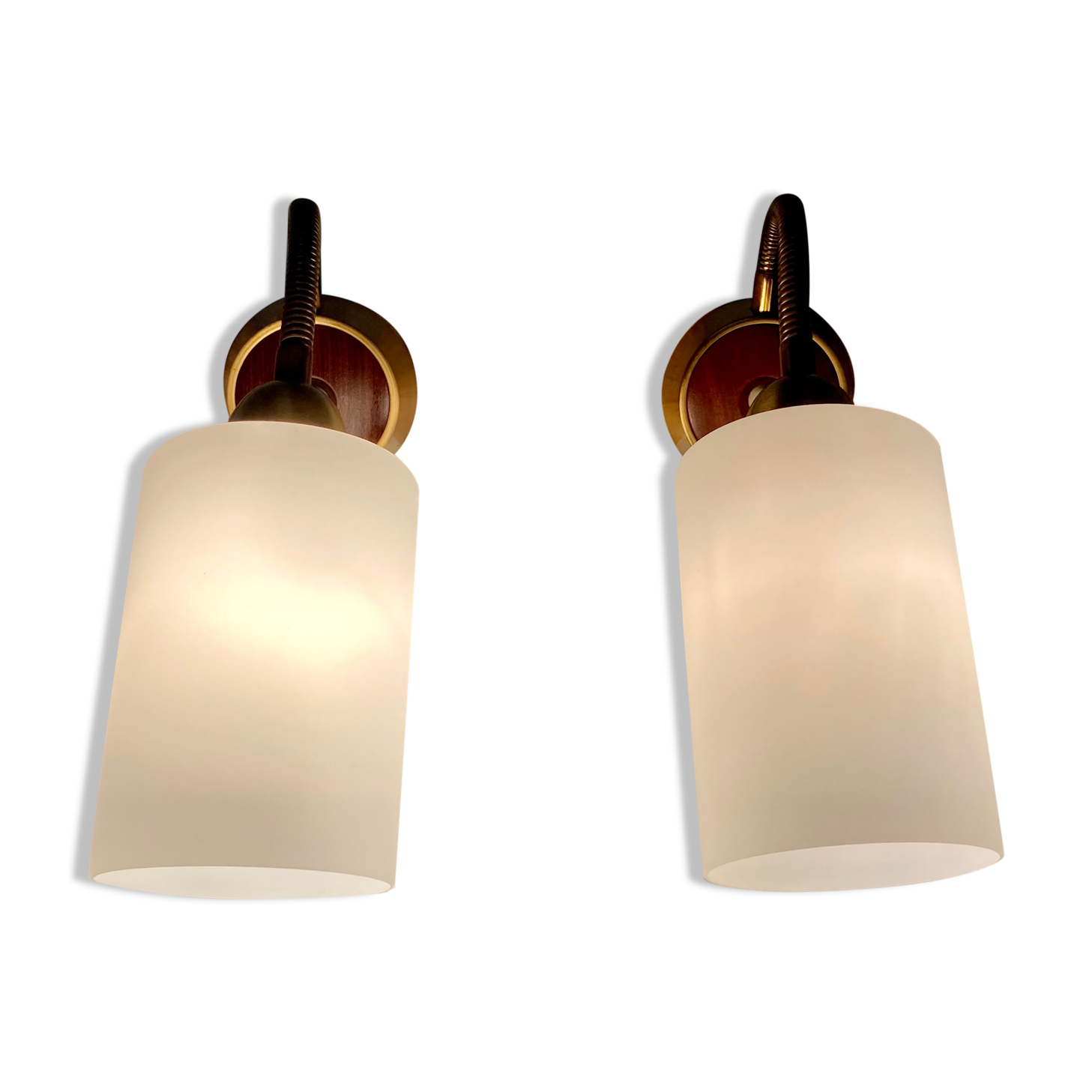 Paire d'appliques teck et opaline design scandinave 1950