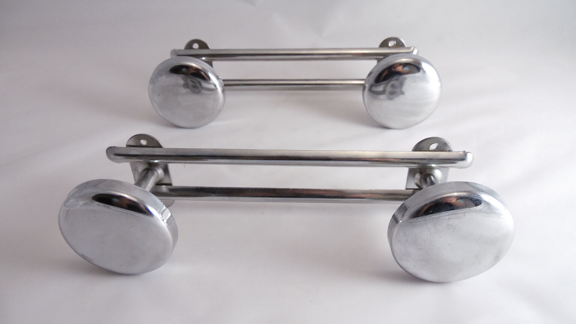 Paire de patères en métal chrome vintage